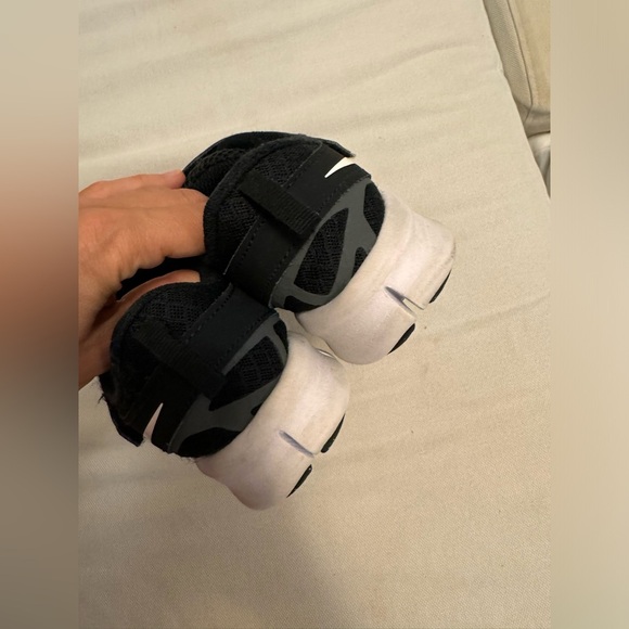 Nike boys black sneakers 2.5Y - Picture 3 of 5